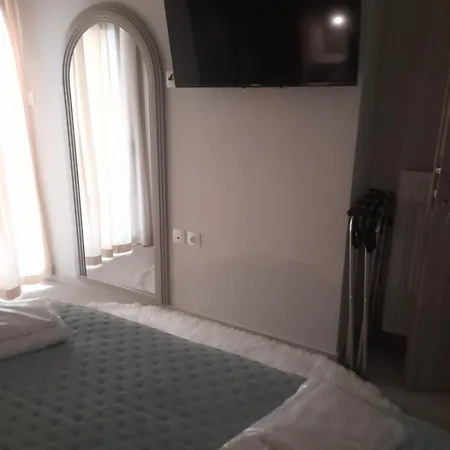 Perfect Strangers C1 Larissa