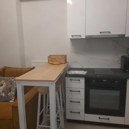 Perfect Strangers C1 Appartement Larissa