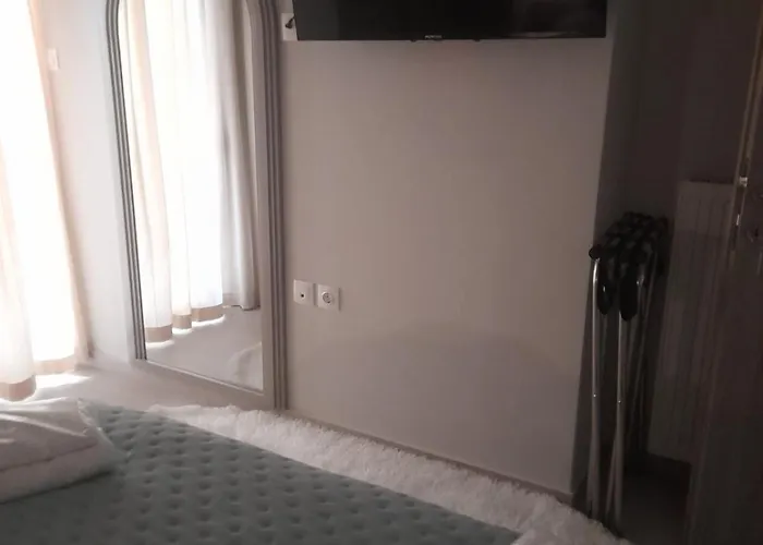 Perfect Strangers C1 Larissa