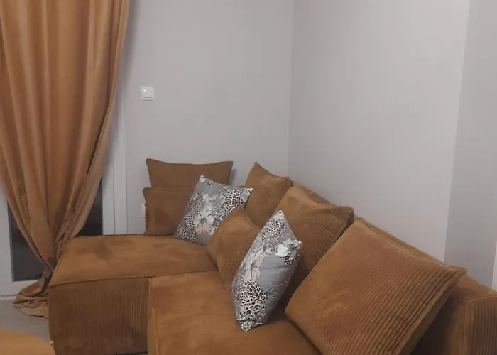 Apartment Perfect Strangers C1